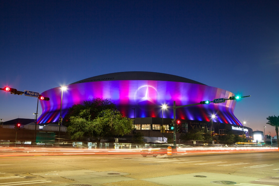 Stadion in New Orleans beleuchtet in blau und pink bei Nacht